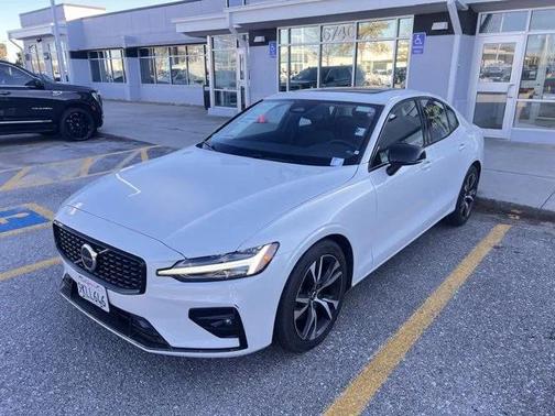 2024 Volvo S60 B5 Core Dark Theme