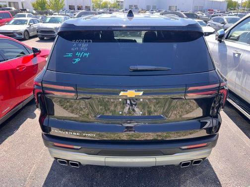 Mosaic Black Metallic 2025 Chevrolet Traverse LT