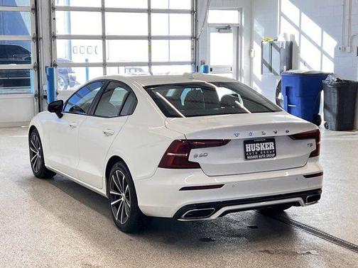 2021 Volvo S60 T5 Momentum