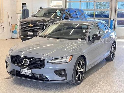 2024 Volvo S60 B5 Core Dark Theme