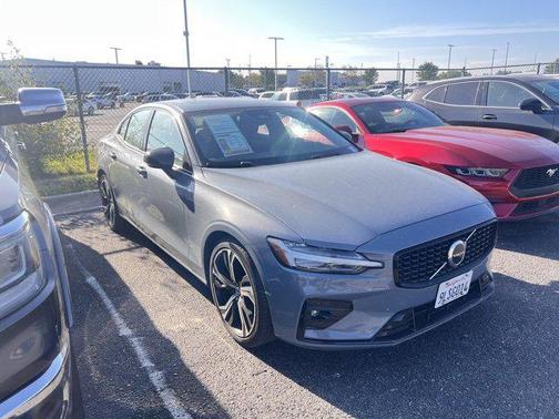 2024 Volvo S60 B5 Core Dark Theme