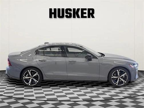 2024 Volvo S60 B5 Core Dark Theme