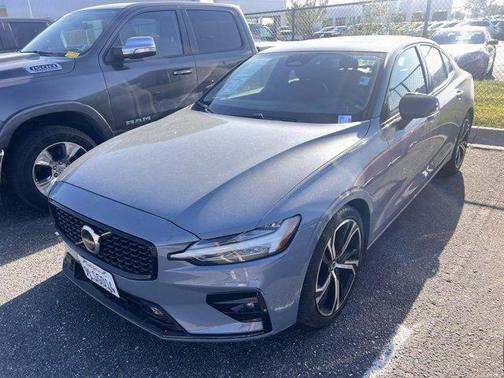 2024 Volvo S60 B5 Core Dark Theme