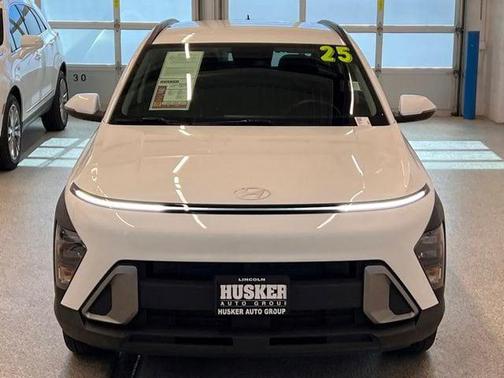 Atlas White 2025 Hyundai KONA SEL