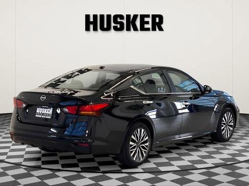 Super Black 2025 Nissan Altima SV FWD