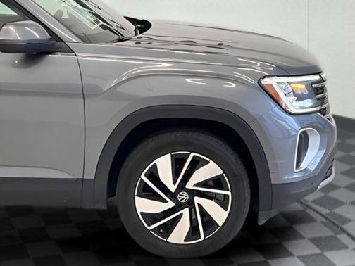 Platinum Gray Metallic 2024 Volkswagen Atlas 2.0T SE w/Technology 4MOTION