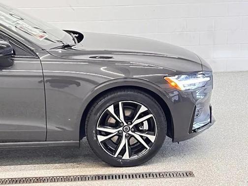 2024 Volvo S60 B5 Core Dark Theme