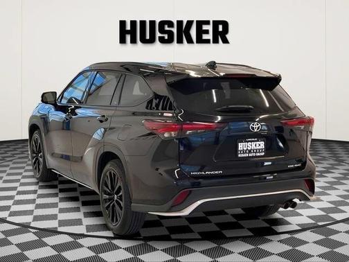 Midnight Black Metallic 2025 Toyota Highlander LE