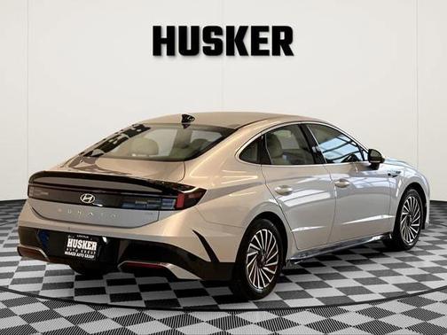 Aero Silver 2025 Hyundai SONATA Hybrid SE