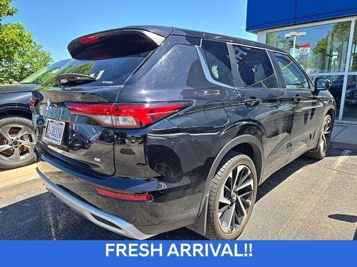 Labrador Black Pearl 2024 Mitsubishi Outlander