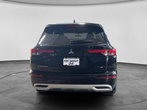 Labrador Black Pearl 2024 Mitsubishi Outlander