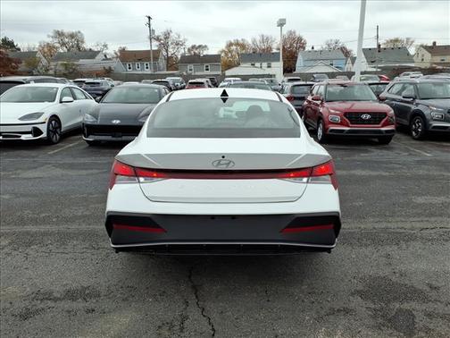 2025 Hyundai ELANTRA SE