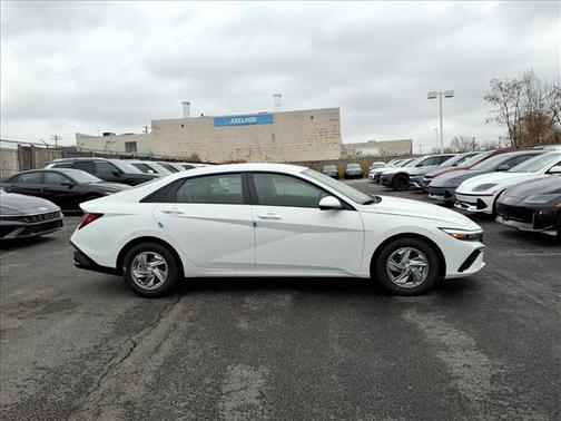 2025 Hyundai ELANTRA SE