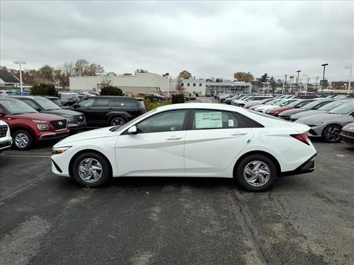 2025 Hyundai ELANTRA SE