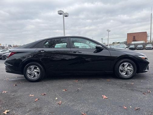 2024 Hyundai ELANTRA SE