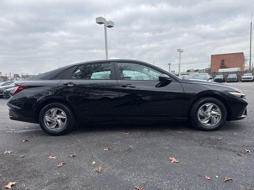 2024 Hyundai ELANTRA SE