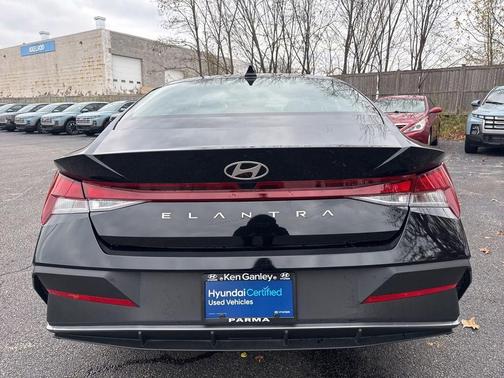 2024 Hyundai ELANTRA SE