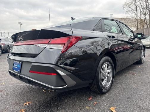 2024 Hyundai ELANTRA SE