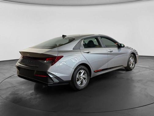 Metal 2025 Hyundai ELANTRA SE