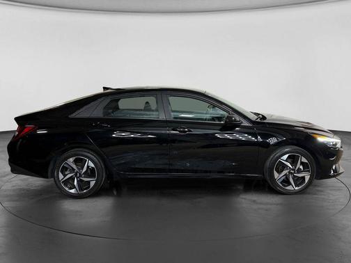 Black 2023 Hyundai ELANTRA SEL