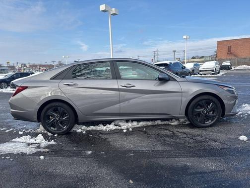 2023 Hyundai ELANTRA SEL