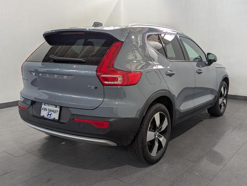 2022 Volvo XC40 T5 Momentum