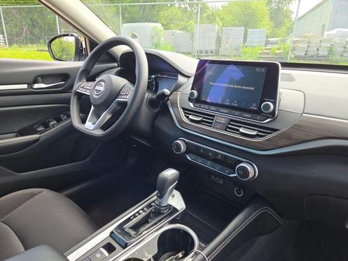 Brilliant Silver Metallic 2023 Nissan Altima 2.5 SV