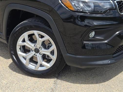 Diamond Black 2025 Jeep Compass Latitude