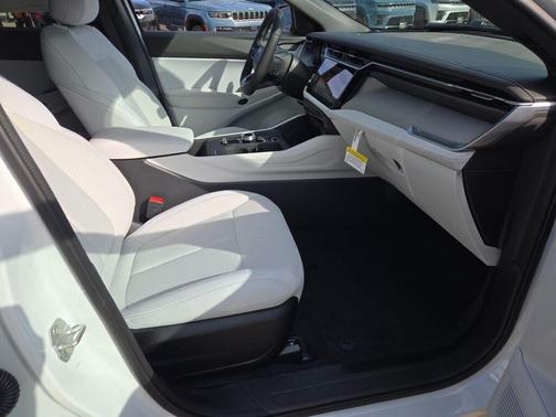 Bright White Clearcoat 2026 Jeep Cherokee LAREDO/LIMITED