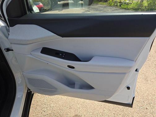 Bright White Clearcoat 2026 Jeep Cherokee LAREDO/LIMITED