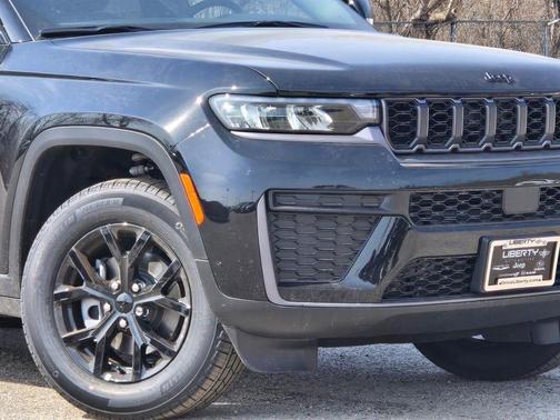 Diamond Black 2026 Jeep Grand Cherokee Laredo
