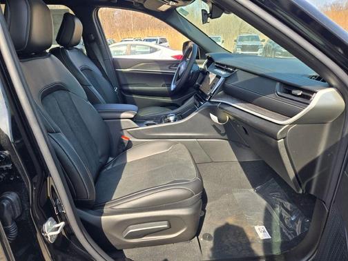 Diamond Black 2026 Jeep Grand Cherokee Laredo