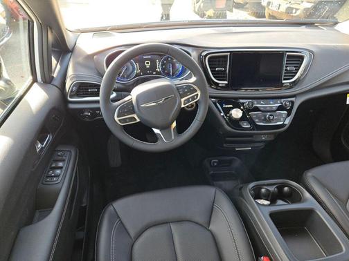 Bright White Clearcoat 2026 Chrysler Pacifica Select