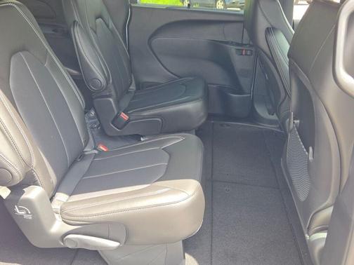 Bright White Clearcoat 2027 Chrysler Pacifica LX