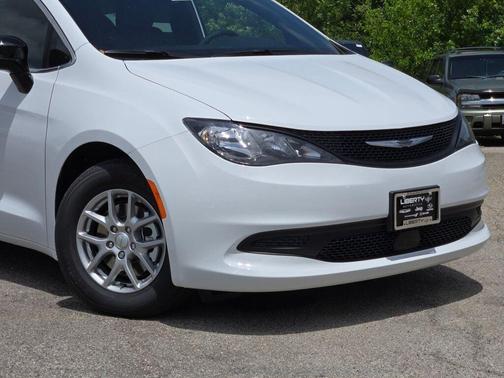 Bright White Clearcoat 2027 Chrysler Pacifica LX