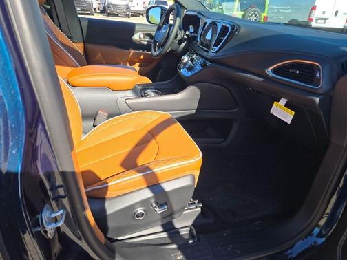 2025 Chrysler Pacifica Hybrid Pinnacle