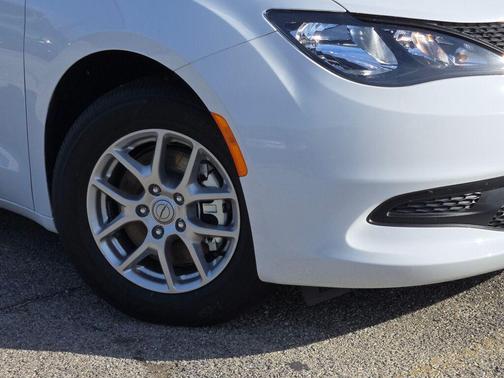 2025 Chrysler Voyager LX