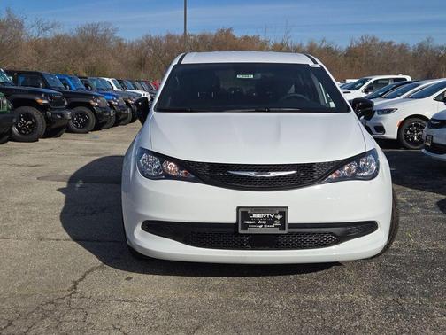 2025 Chrysler Voyager LX