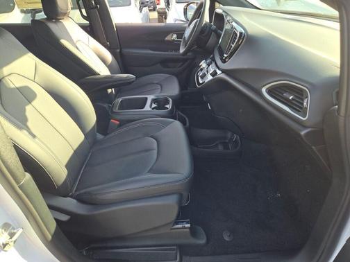 2025 Chrysler Voyager LX