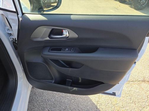 2025 Chrysler Voyager LX