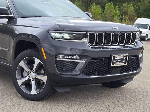 Metallic 2025 Jeep Grand Cherokee Limited