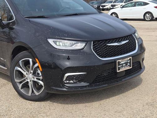Diamond Black 2026 Chrysler Pacifica Pinnacle