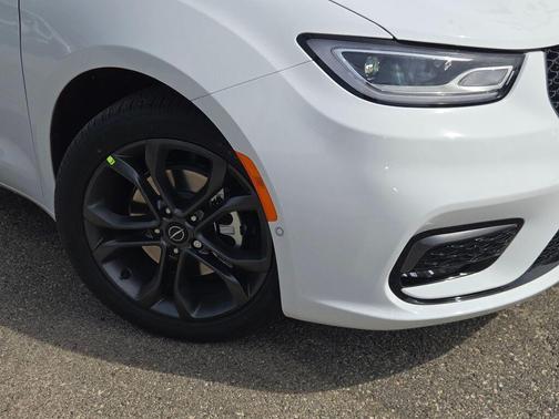 Bright White Clearcoat 2026 Chrysler Pacifica Select