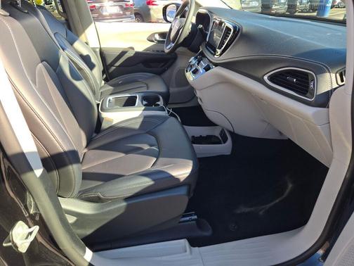 2024 Chrysler Pacifica Touring-L