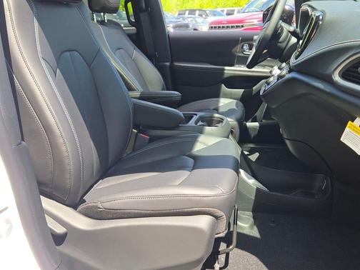 PW7 2027 Chrysler Pacifica SELECT