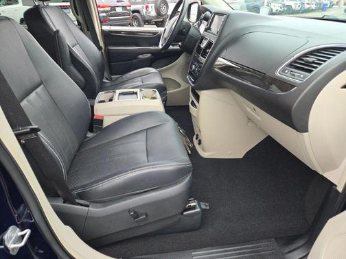 2014 Chrysler Town & Country Touring-L