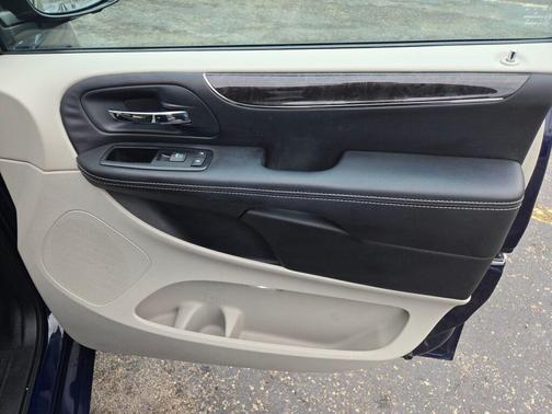 2014 Chrysler Town & Country Touring-L