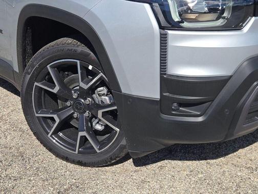Silver Zynith Clearcoat 2026 Jeep Cherokee Overland