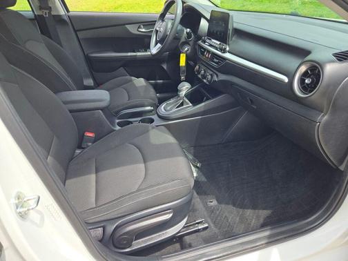 Snow White Pearl 2021 Kia Forte LXS