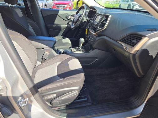 2016 Jeep Cherokee Sport